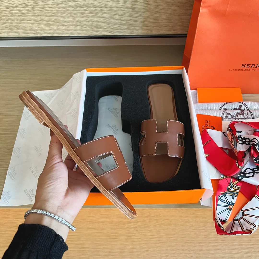 P480👟👟 Hermès) The packaging has been upgraded, and the layout and workmanship materials have been upgraded. Hermes®🔴Handmade Shoes✨✨ Product Hermès Slippers🐎 —————————— The 2023 early spring new style is the same as the original version, purely handmade by masters! ❥High-end customization, exclusive products, industry❥Using: Hermers upper: Italian imported cowhide + original custom-grade Australian sheepskin feet + genuine leather outsole (pursuing walking comfort) ✨~~〰〰〰〰❥ Packaging: ✔🚦Pay attention to the exclusive packaging 〰Original quality on sale━━━━Hermes━━━━━ size: 35-40 (34.41.42 custom-made, non-refundable)